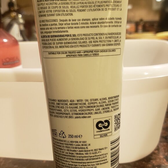 Redken Acidic Bonding Concentrate 5-Min Liquid Mask - Picture 2 of 3